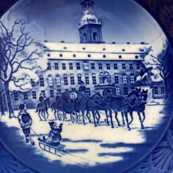 Royal Copenhagen 1992 Queen's Carriage Year Plate - Picture 3 of 16